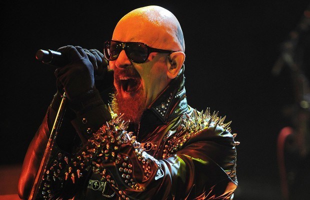 ¡ROB HALFORD patea celular de fan en pleno concierto!