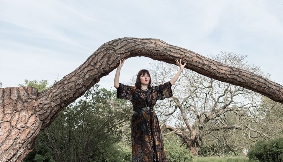 LINDY-FAY HELLA estrena primer single de su álbum debut
