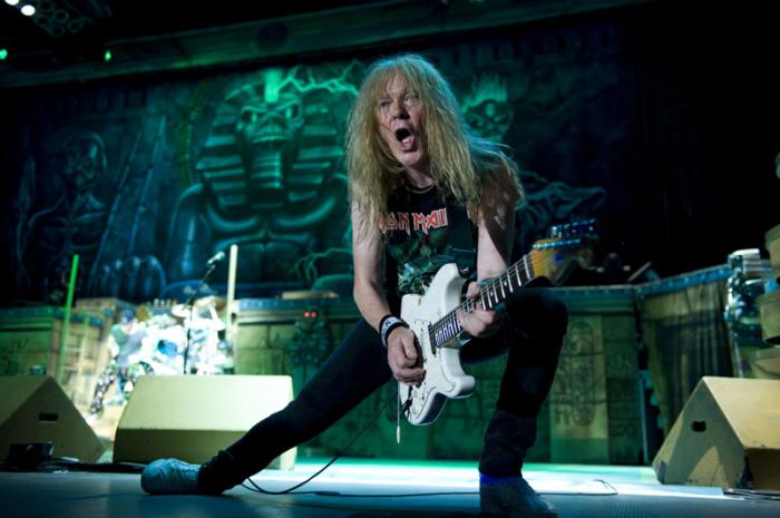 IRON MAIDEN: ¡Se le escapa la guitarra a JANICK GERS y va a parar al público!