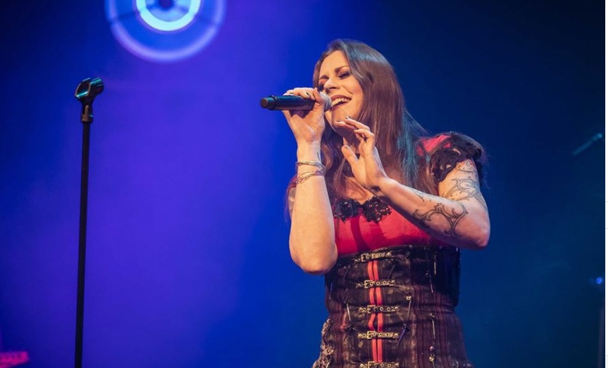 FLOOR JANSEN revive antiguas canciones en su gira solista FLOOR JANSEN revive antiguas canciones en su gira solista