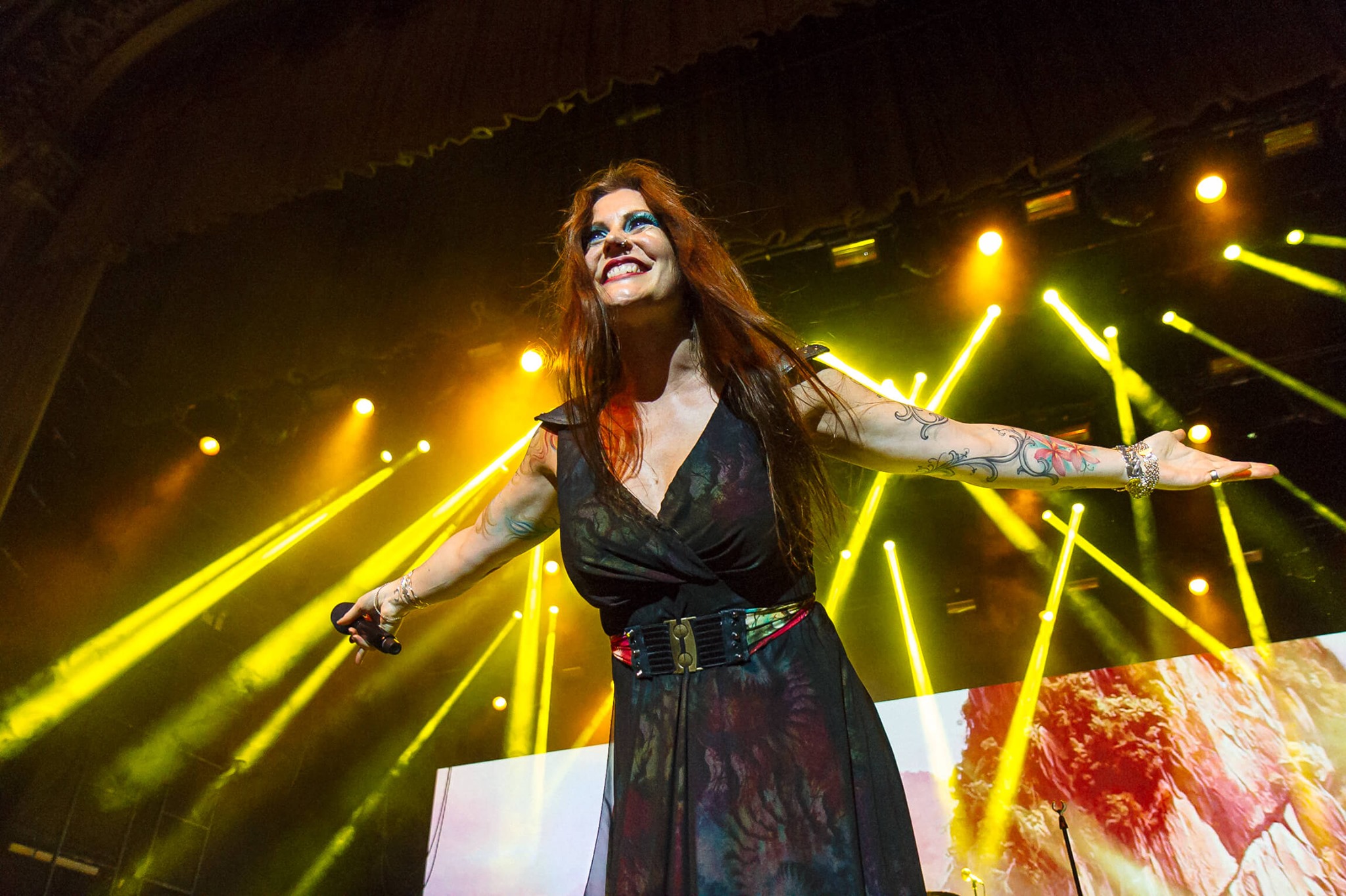 FLOOR JANSEN graba canción en ayuda para niñas/os de Beirut FLOOR JANSEN graba canción en ayuda para niñas/os de Beirut
