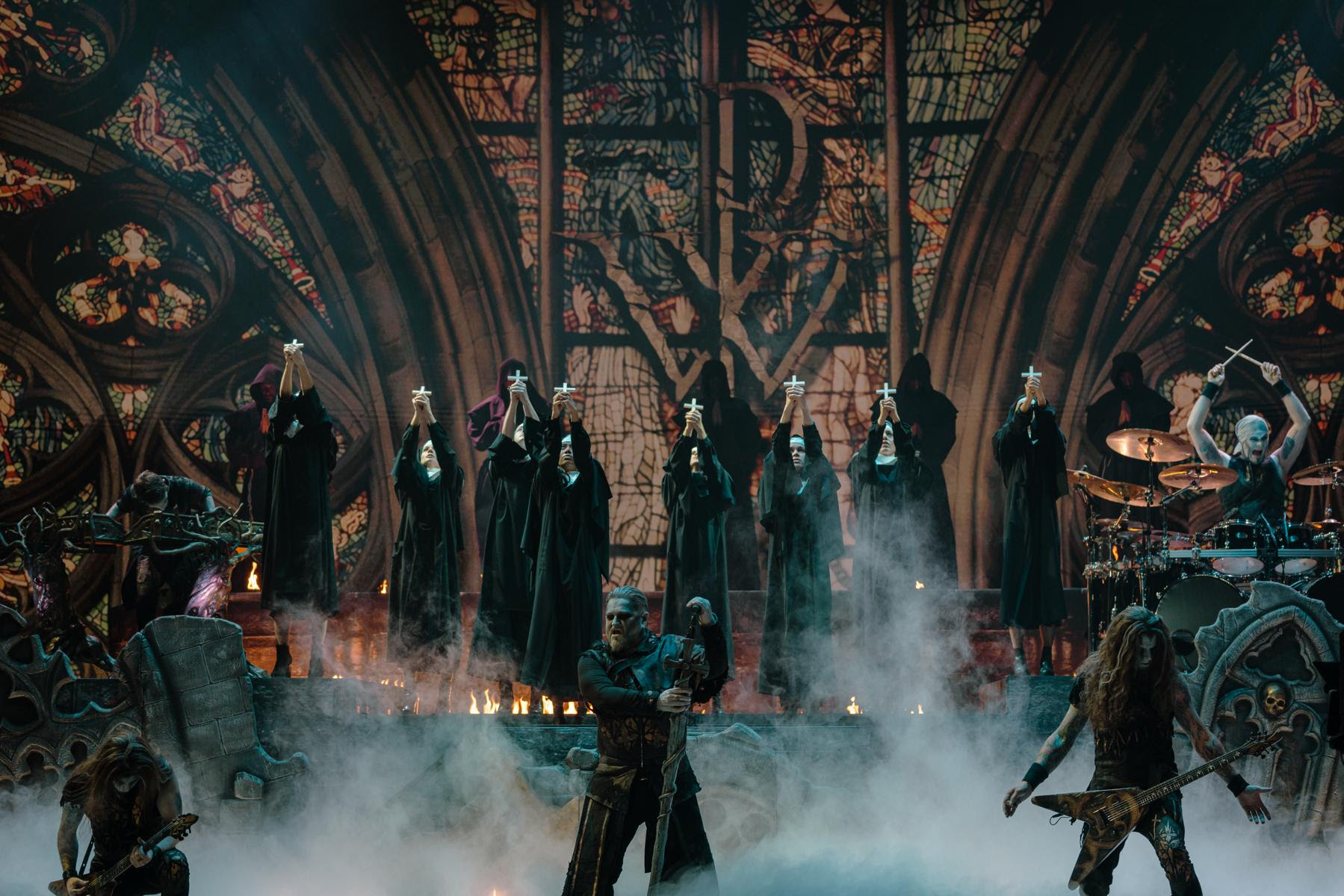 POWERWOLF estrena video de cinemático concierto virtual