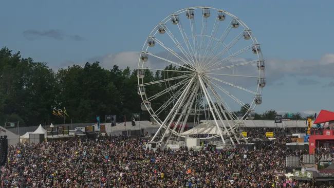 Escándalo en Download Festival 2026: Policía investiga a pareja por acto sexual en la noria gigante