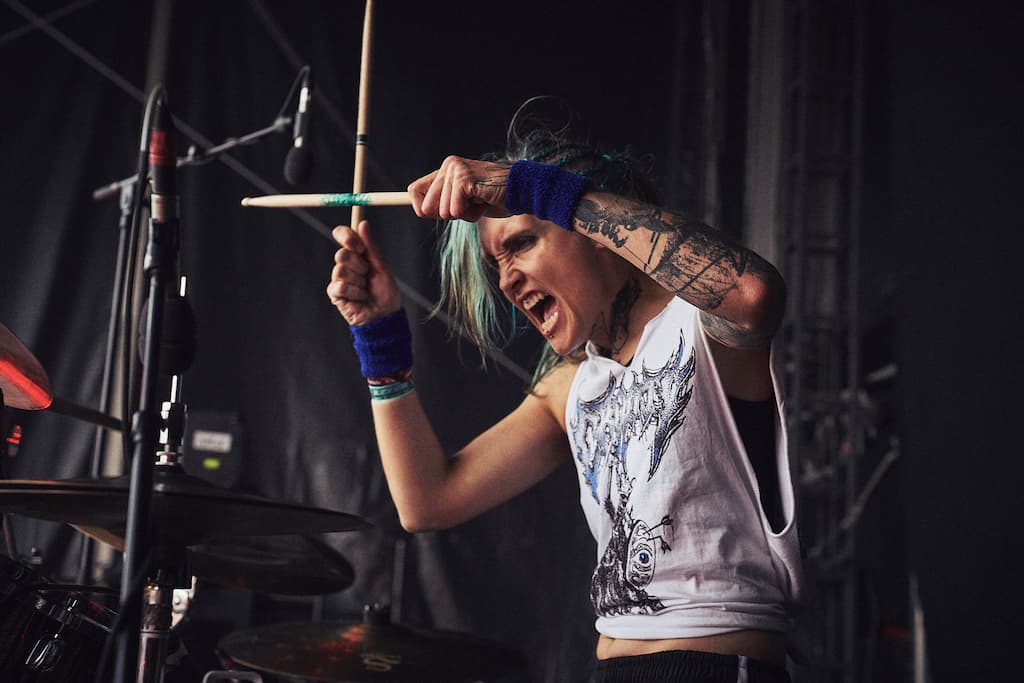 Drummer of the Week: Bea Heartbeat (Vulvarine) y el bombo que levantó sobre su cabeza para mostrarle al público que se había roto